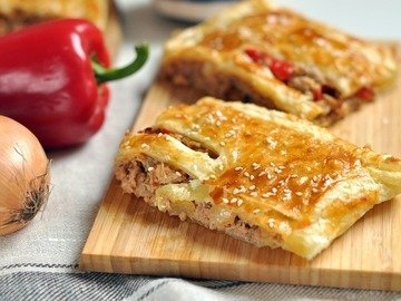 Layer cake with tuna
