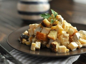 Crispy salad with chicken, cheese and corn