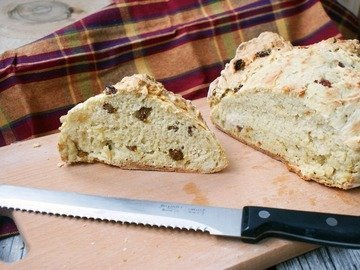 Soda bread with raisins