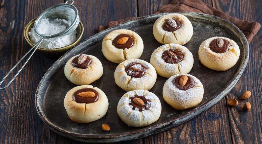 Chocolate and almond cookies