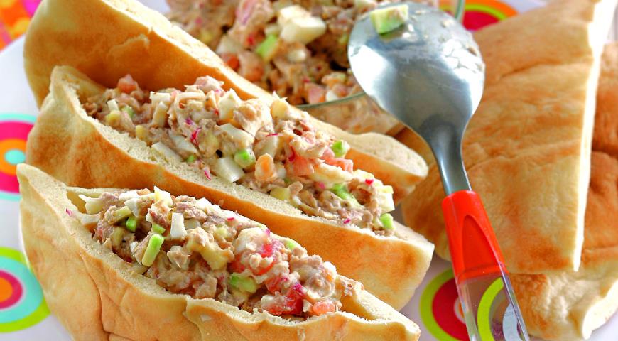 Pita tuna salad