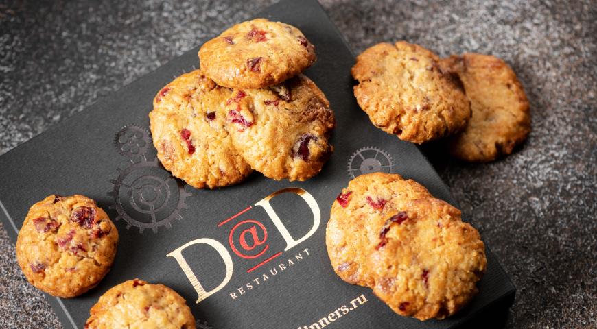 Pistachio cookies with cranberries