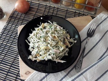 Cabbage salad with smoked chicken and egg pancakes