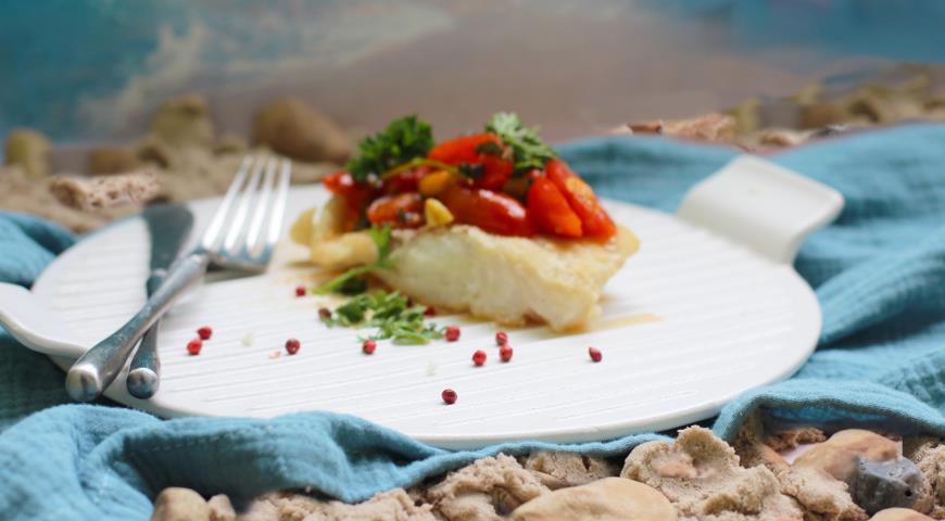 Cod in wine sauce with basil and cherry tomatoes