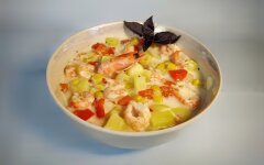 Cheese soup with shrimps and corn