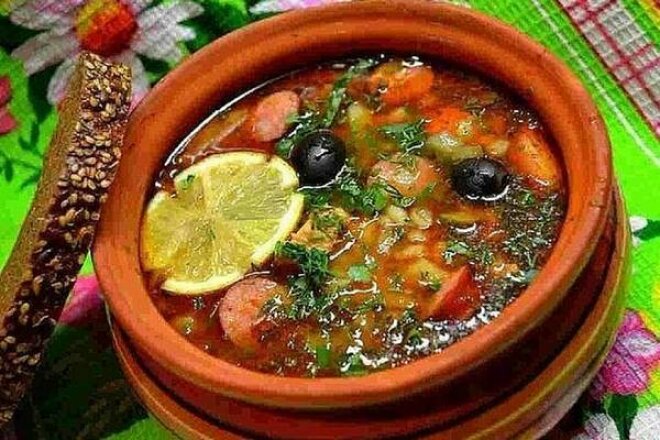 Solyanka with hunting sausages and capers