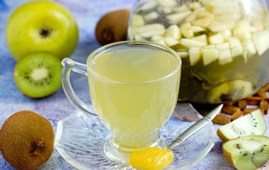Green tea with kiwi and apple