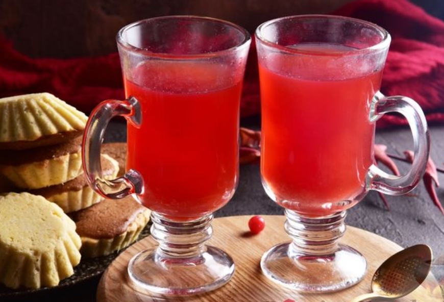 Spicy cranberry tea with lemon and honey