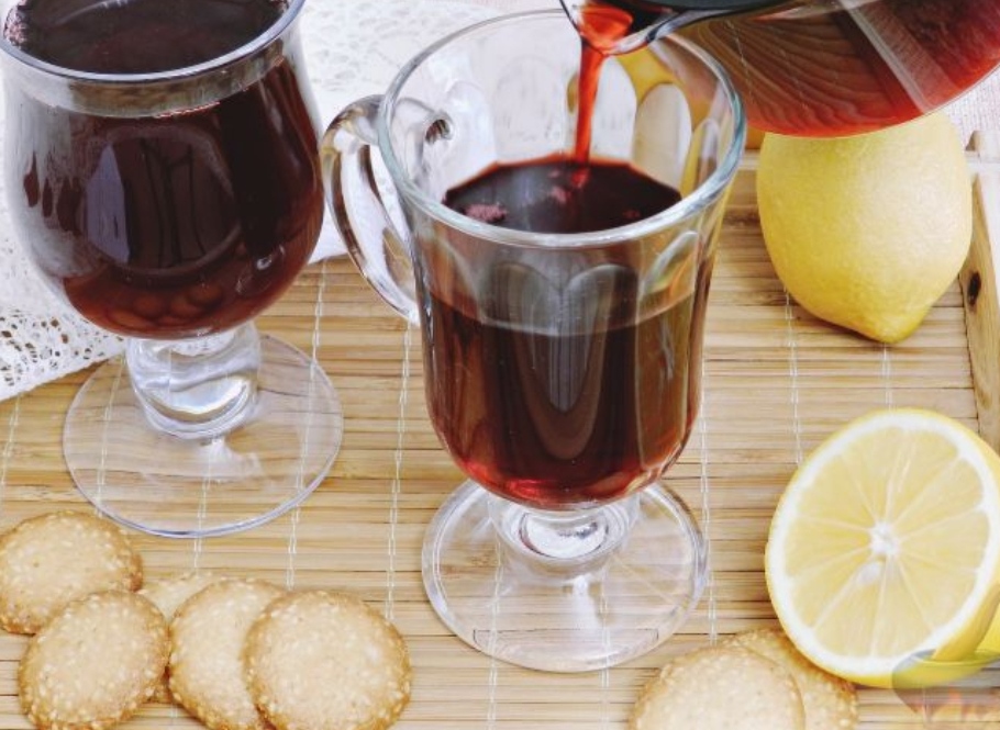 Hibiscus drink with ginger and lemon