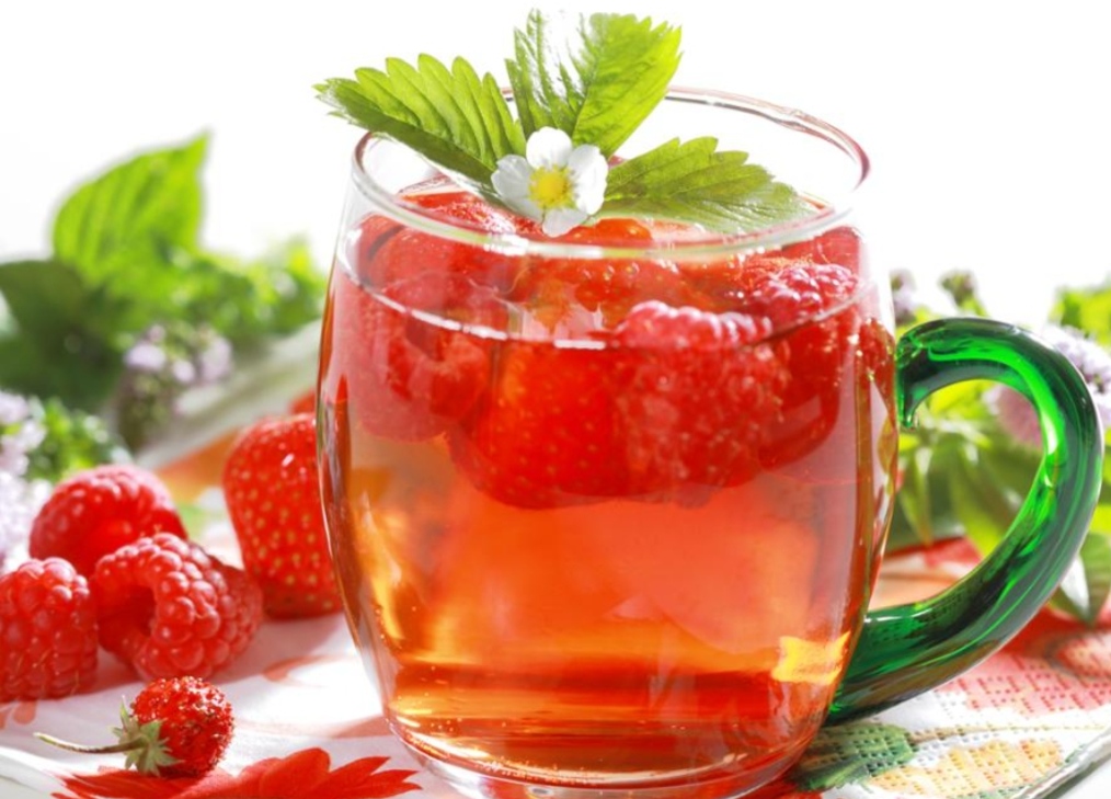 Iced tea with raspberries and mint