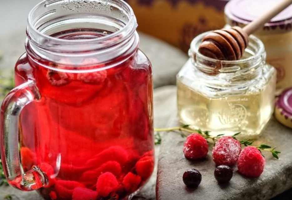 Berry-berry tea with honey