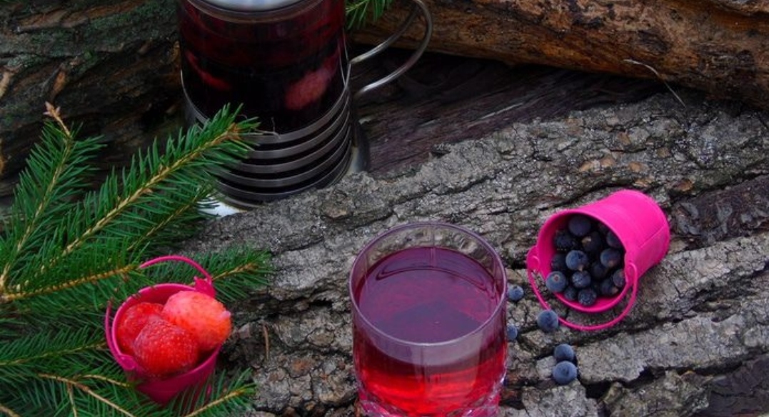 Strawberry currant tea with fennel