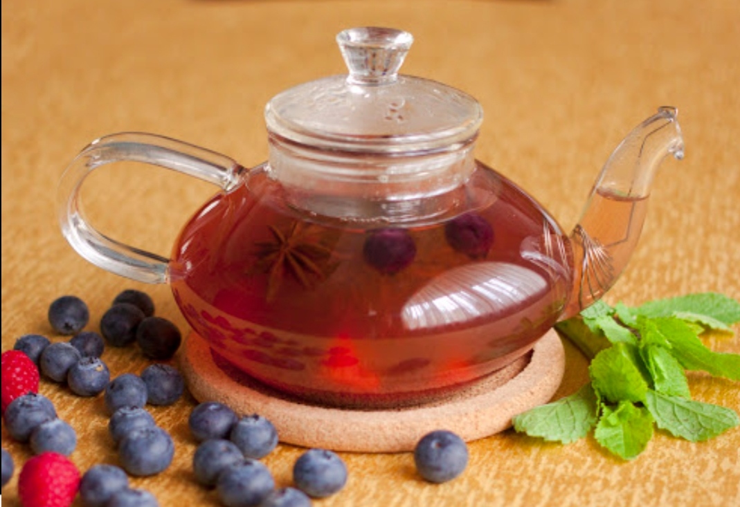 Iced tea with wild berries