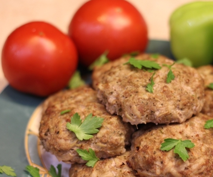 Запеченные котлеты из мяса с картофелем