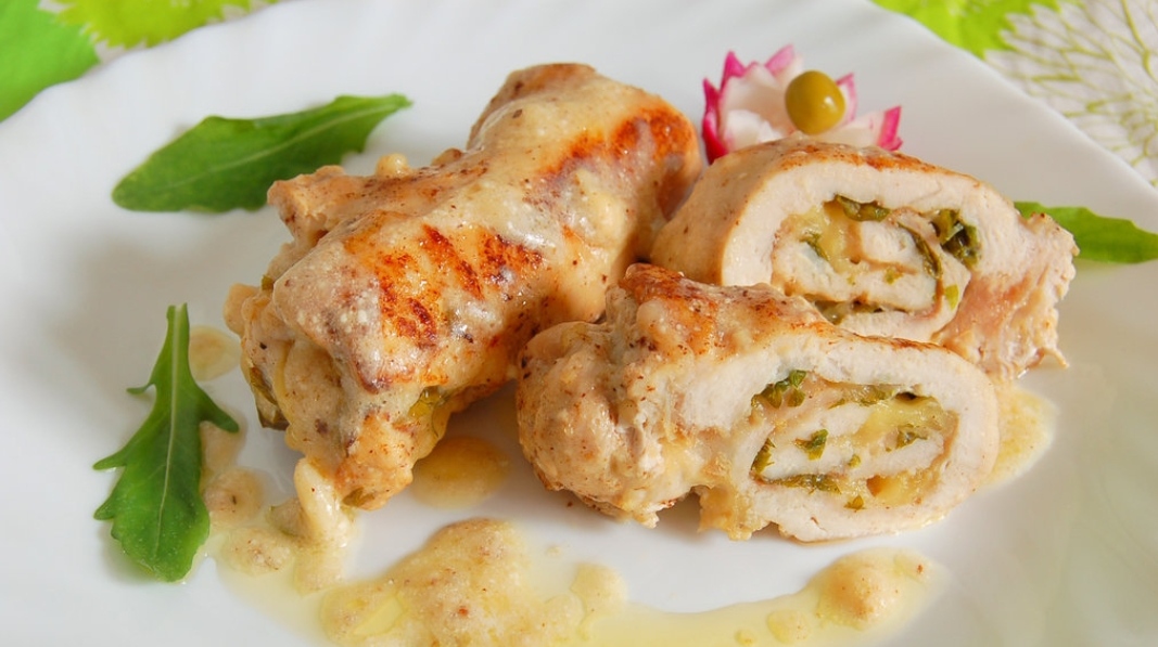 Chicken rolls with cheese and herbs