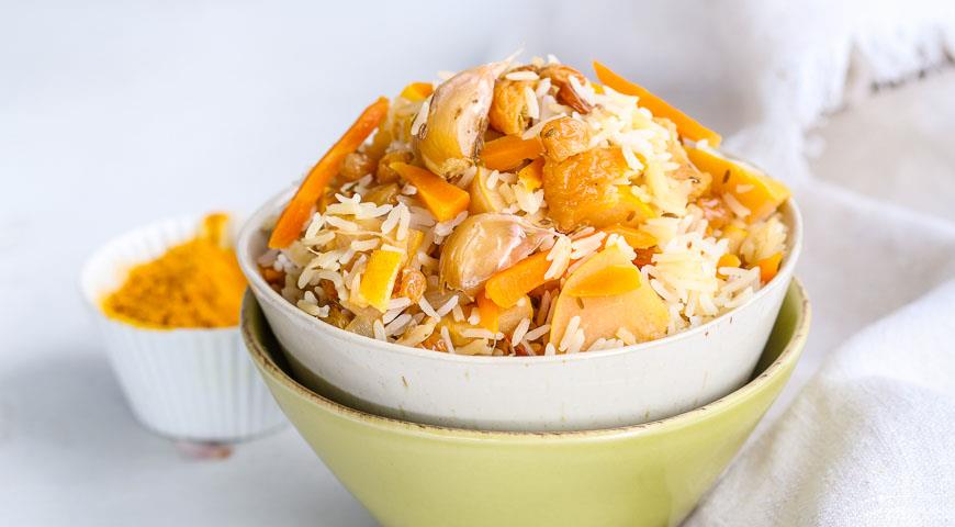 Lean pilaf with vegetables and dried fruits