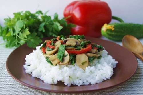 Rice with mushrooms, spinach and bell peppers