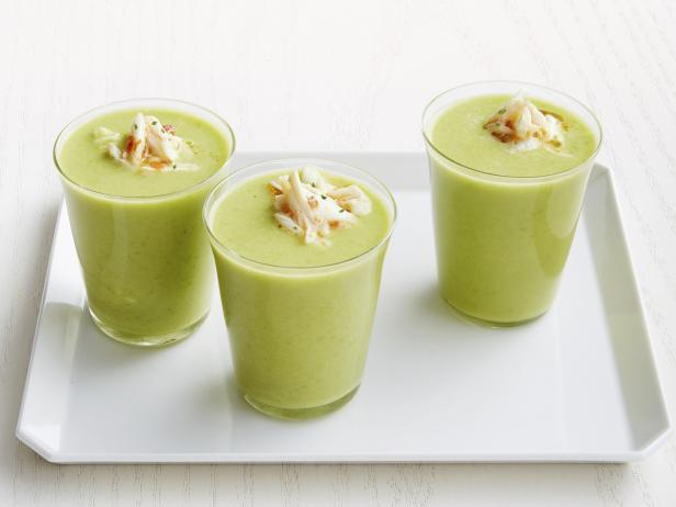 Chilled pea puree soup with spicy crab meat