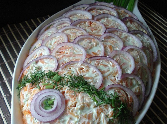 Puff salad with red fish, rice and vegetables
