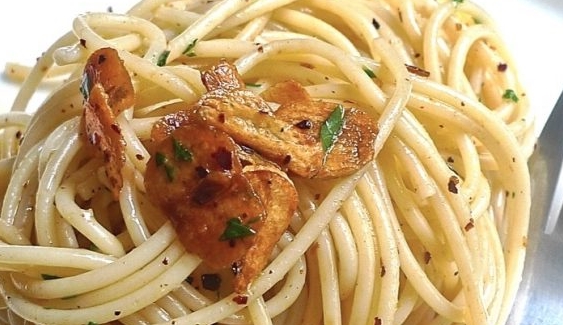 Spaghetti with Garlic and Parsley