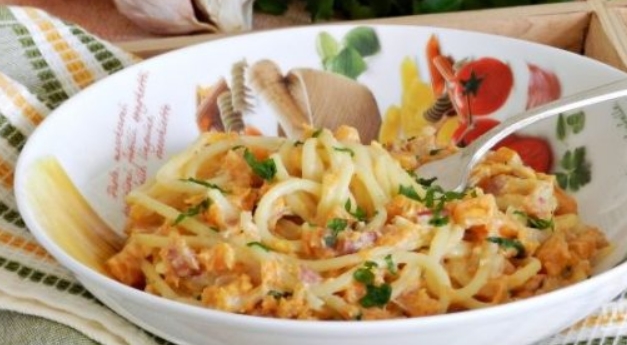 Spaghetti in Pumpkin Sauce with Bacon