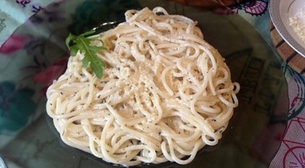 Spaghetti with Cheese and Cream