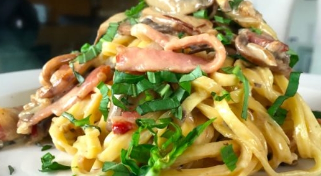 Spaghetti with Mushrooms in a Creamy Sauce