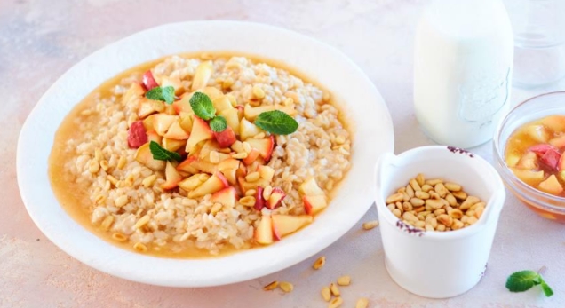 Oatmeal with Apples in Cinnamon Syrup