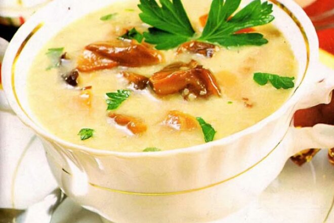 Mashed potato and mushroom soup with croutons.