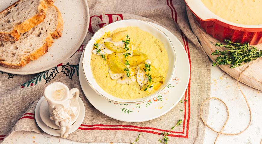 Chicken cream soup with celery, apples and curry
