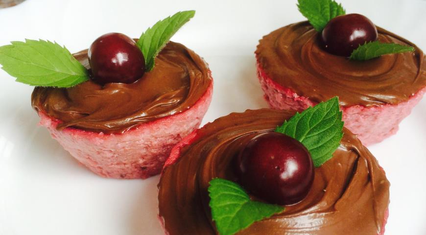 Cheesecakes with Berries in a Slow Cooker