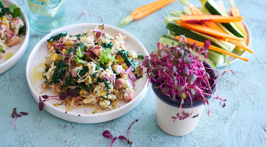 Rice with bean sprouts, corn and herbs