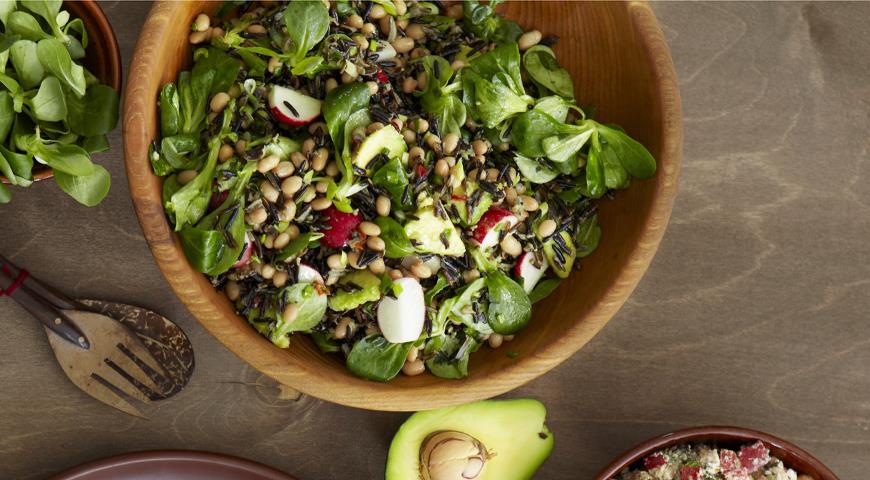 Salad with wild rice and avocado