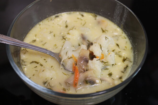 Light cheese soup with broccoli and mushrooms