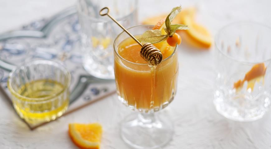 Refreshing honey cocktail