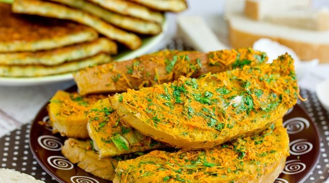 Egg croutons with carrots and herbs (in the oven)