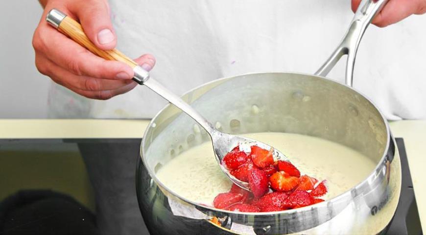 Coconut rice porridge with strawberries