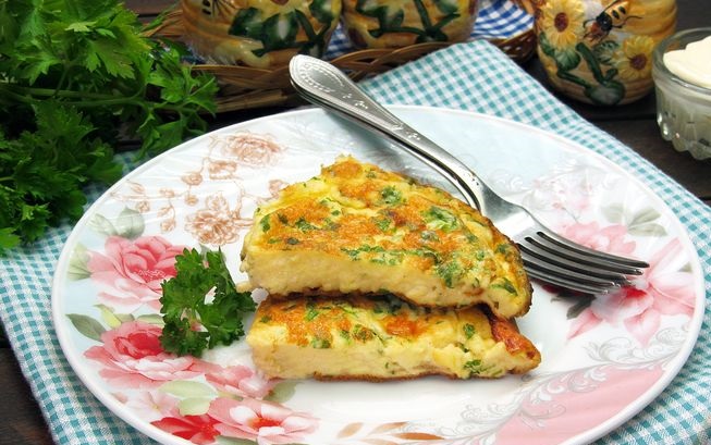 Mayonnaise omelet with melted cheese and herbs