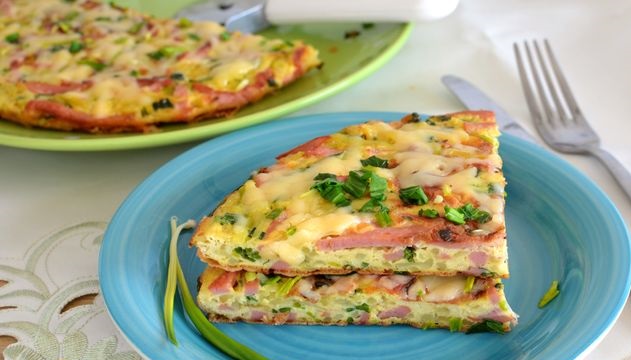 Omelet with potatoes, sausage, cheese and wild garlic