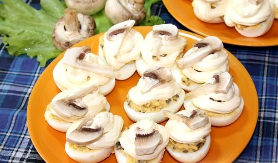 Eggs stuffed with mushrooms