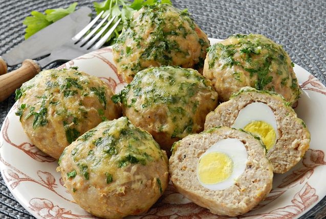 Meat cakes with quail eggs