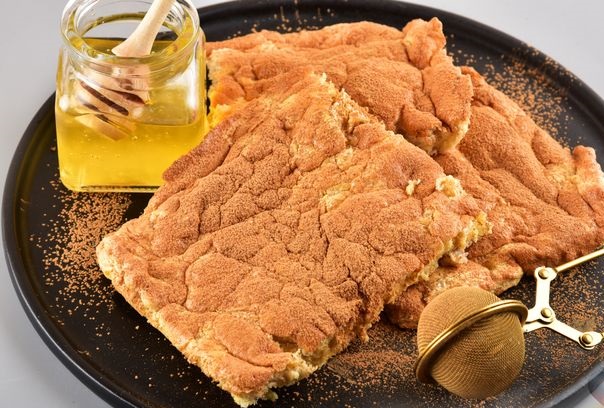 Apple omelet in the oven