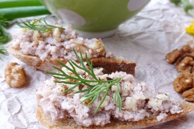Egg pate with walnuts