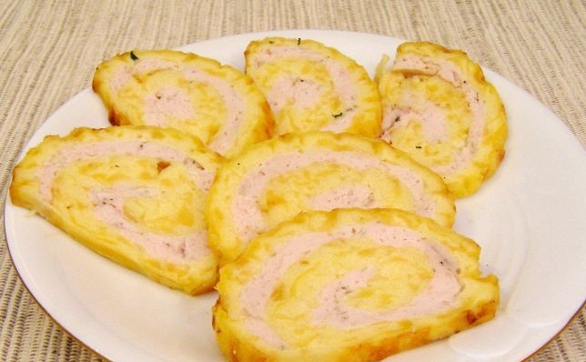 Omelet roll with minced chicken