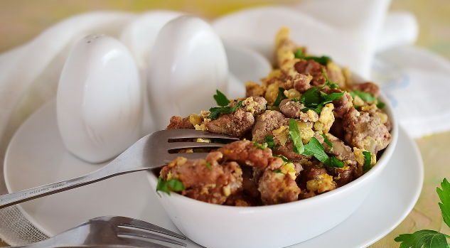 Chicken liver in Romanian style with onions and eggs