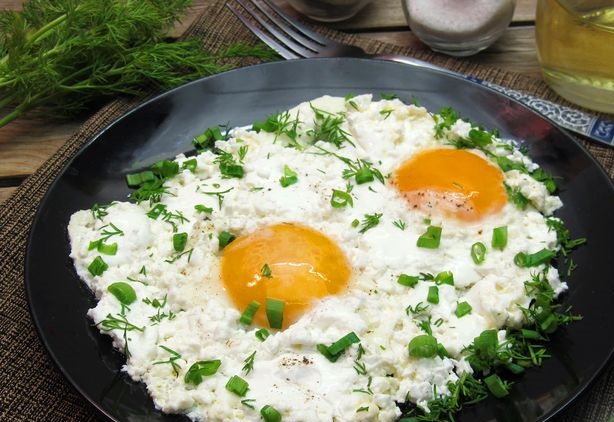 Scrambled eggs with cottage cheese and sour cream