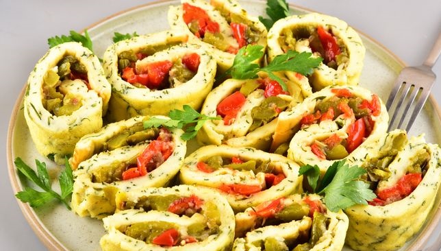 Egg roll with cottage cheese and sweet pepper filling