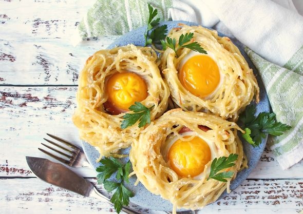 Scrambled eggs in spaghetti and sausage 