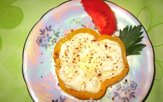 Scrambled eggs in peppers