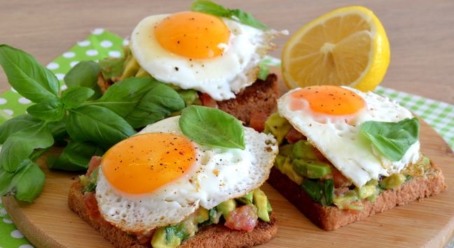 Toast with avocado, tomato and egg